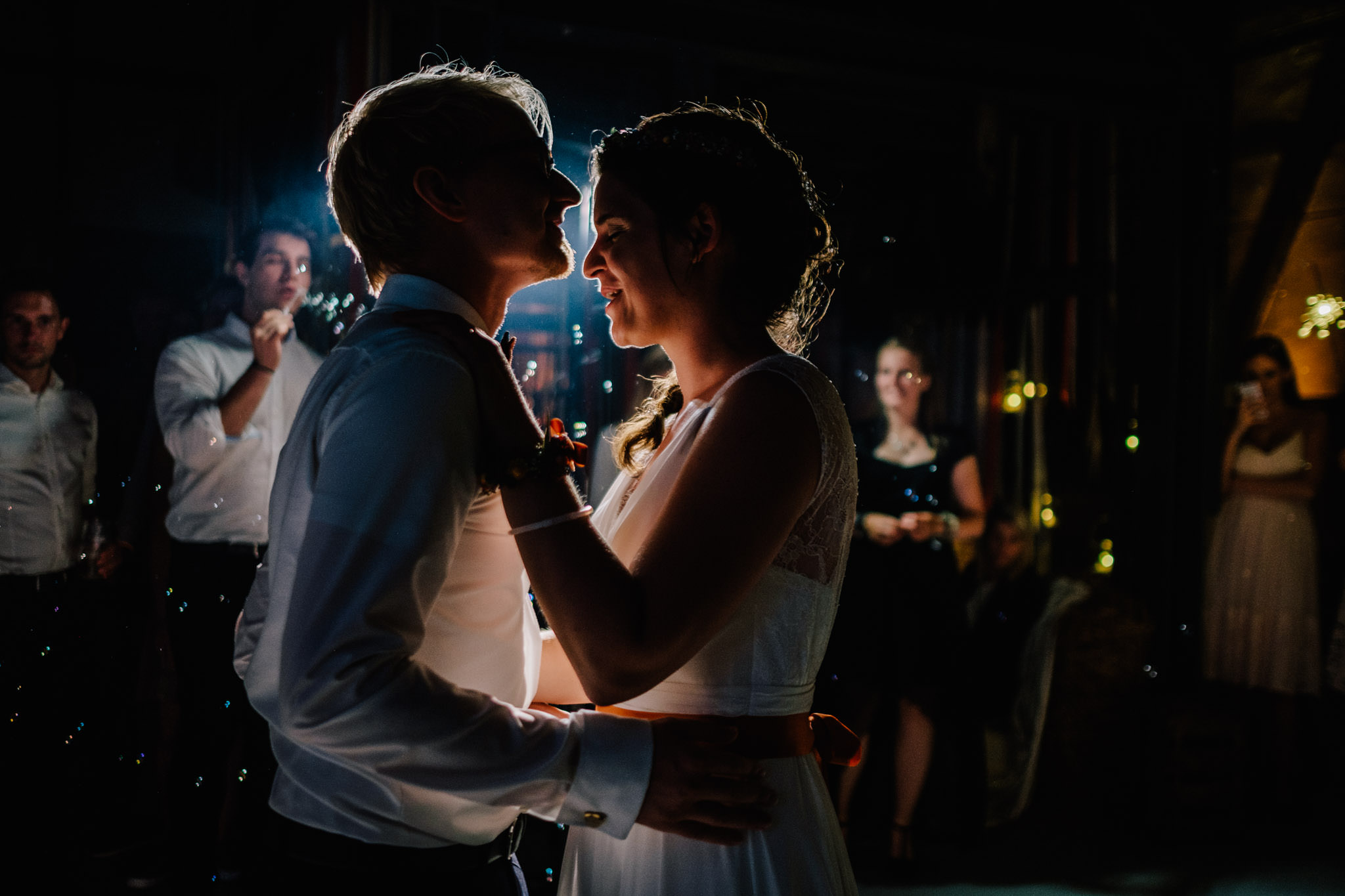 Hochzeitsfoto: Erster Tanz im Gegenlicht - Hochzeitsfotograf aus Köln im Saarland unterwegs